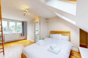 Terraced house with backyard in Shepherds Bush